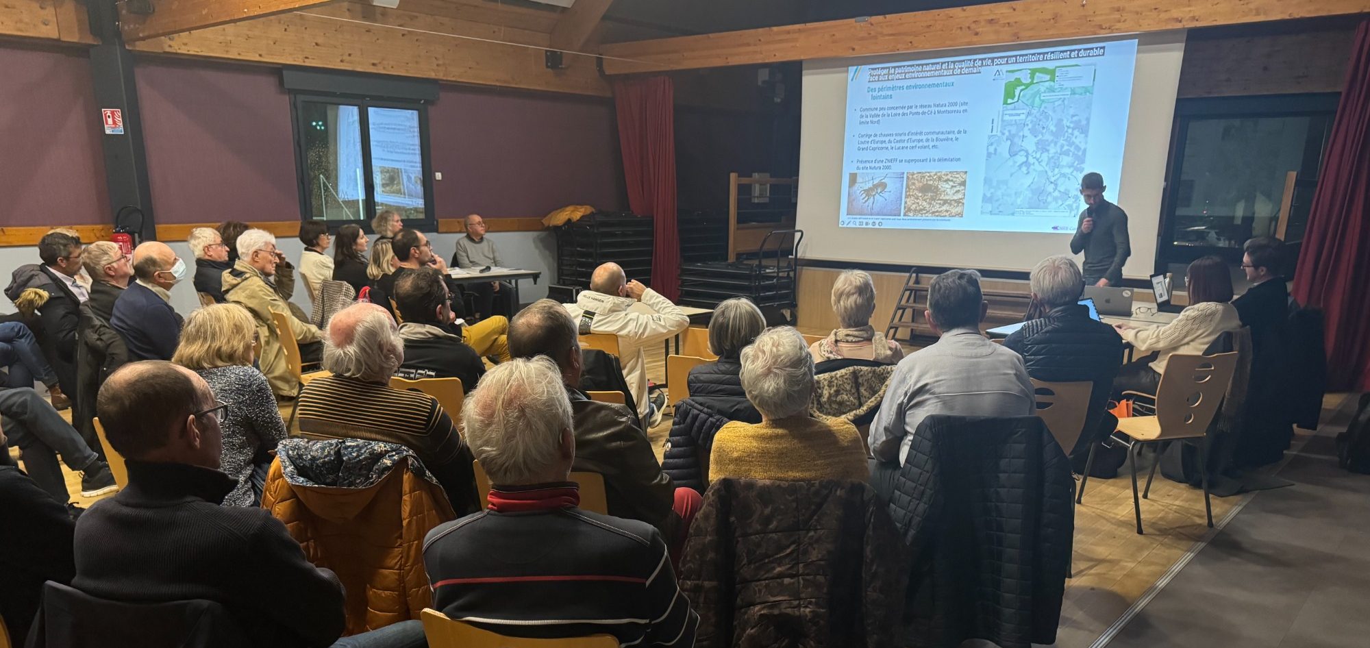 Environnementaliste présentant une évaluation environnementale de PLU en réunion publique