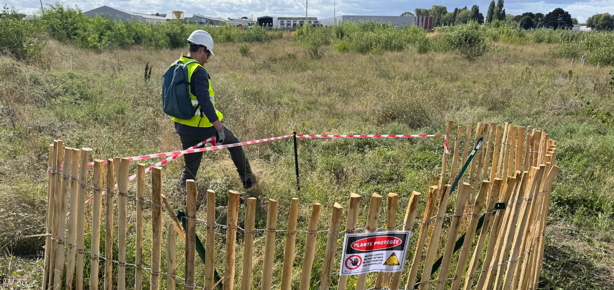 Écologue contrôlant les mesures environnementales d’un chantier